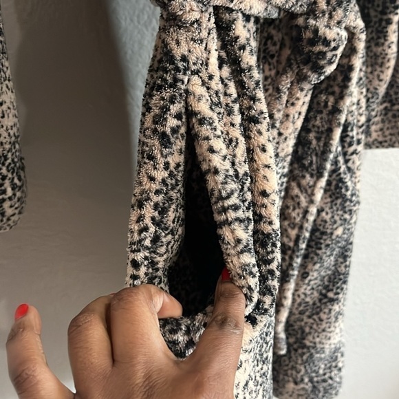 Calvin Klein Womens Size XS/S Animal Print Belted Robe Below Knee Length Soft - Picture 5 of 11